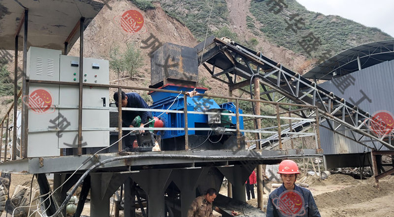 液壓對(duì)輥制砂機(jī)安裝現(xiàn)場